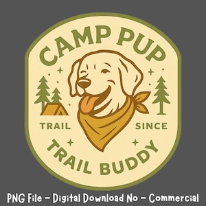 Puede incluir: Una pegatina beige y verde de Camp Pup Trail Buddy con un perro sonriente con un pañuelo. El diseño incluye una tienda de campaña, árboles y las palabras "Camp Pup", "Trail", "Since" y "Trail Buddy".