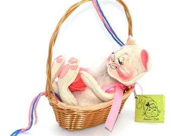 Vintage Annalee poserbar kattdocka i korg med garnfiltdocka 1984–1985 Doll Society-tagg