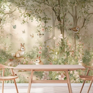 Può includere: Un murale stravagante con una serena scena di foresta con conigli, uccelli e farfalle. L'opera d'arte è realizzata con colori pastello tenui, creando un'atmosfera delicata e invitante. Un tavolo e sedie in legno sono in primo piano.