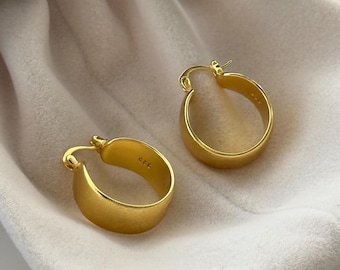 Örhängen i matt 18k guld med grova ringar: 925 sterlingsilver, minimalistiska smycken