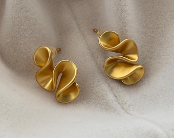 Pendientes esculturales de plata de ley bañados en oro de 18 quilates: joyas modernas y llamativas