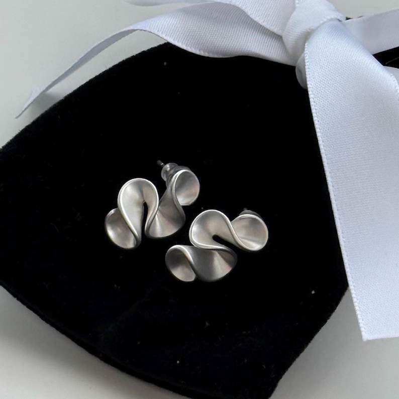 Skulpturala örhängen i matt 925 sterlingsilver | Abstrakta statementörhängen | Lätta moderna smycken | bild 1