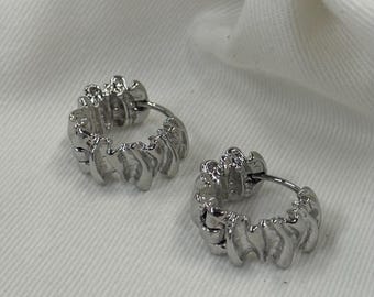 925 Sterling Silber skulpturale Creolen | Abstrakte Statement Ohrringe | Leichter, moderner Schmuck |
