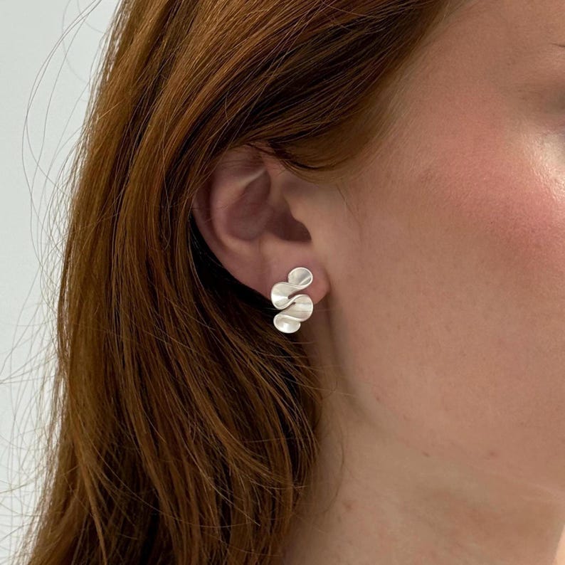 Skulpturala örhängen i matt 925 sterlingsilver | Abstrakta statementörhängen | Lätta moderna smycken | bild 2