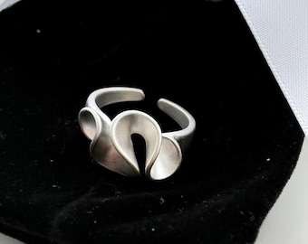 Skulpturell wrapring i sterlingsilver: Justerbara moderna statement-smycken