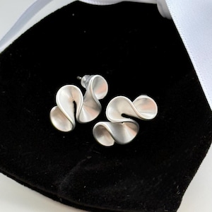 Skulpturala örhängen i matt 925 sterlingsilver | Abstrakta statementörhängen | Lätta moderna smycken | bild 3