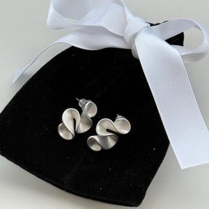 Skulpturala örhängen i matt 925 sterlingsilver | Abstrakta statementörhängen | Lätta moderna smycken | bild 5