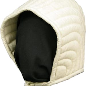Puede incluir: Capucha acolchada de color blanquecino con un diseño curvo y acolchado. La capucha está hecha de un material grueso y duradero y presenta un interior negro. La capucha está diseñada para proteger la cabeza y el cuello.