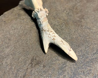 Asta de corzo - Pirograbado pagano nórdico