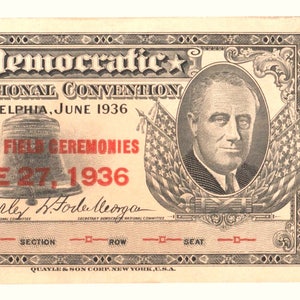 Könnte beinhalten: Eine Vintage-Eintrittskarte für die Demokratische Nationalversammlung in Philadelphia, Pennsylvania, die am 27. Juni 1936 stattfand. Die Karte zeigt ein rotes Kreuz, einen Stern und den Text "Democratic National Convention". Außerdem ist ein Porträt von Franklin Delano Roosevelt, dem 32. Präsidenten der Vereinigten Staaten, abgebildet.