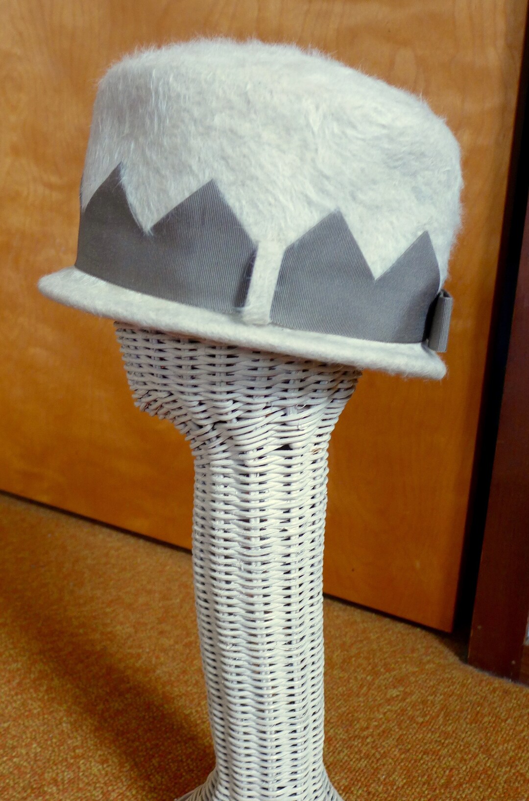 Vintage 60s Merri-soie Fuzzy Hat With Geometric Ribbon Trim  display picture 1