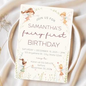 Puede incluir: Una tarjeta de invitación color crema con el texto "Únete a nosotros para el primer cumpleaños de hadas de Samantha". La tarjeta presenta ilustraciones de hadas y detalles florales. También se incluye la fecha, la hora y la información de RSVP.