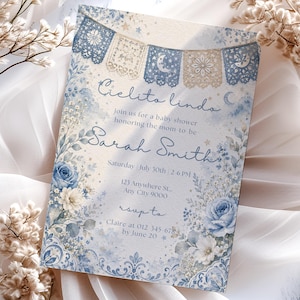 Könnte beinhalten: Eine rechteckige Babyparty-Einladungskarte mit blauen und cremefarbenen Blumenillustrationen, einer Girlande aus dekorativen Wimpeln mit Mond- und Sternmotiven sowie dem Text Cielito Lindo, Sarah Smith, Samstag, 30. Juli, 14 Uhr.