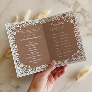 Könnte beinhalten: Eine gefaltete braune Hochzeitskarten-Programm mit weißem Spitzenmuster am Rand. Die linke Seite listet den Ablauf der Hochzeitszeremonie auf, während die rechte Seite einen Zeitplan für Benjamin und Samantha am 10. Februar 2026 in weißem Text zeigt.
