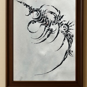 Puede incluir: Dibujo abstracto en tinta negra sobre papel blanco, enmarcado en un marco de madera marrón oscuro. La obra presenta formas y líneas orgánicas arremolinadas, creando una composición dinámica. El estilo recuerda a la caligrafía o al pincel.