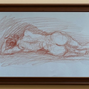 Schizzo di figura femminile sdraiata – Disegno originale a matita rossa su carta
