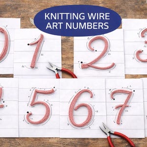 Może przedstawiać: Kolekcja ręcznie robionych numerów artystycznych, wykonanych z różowego drutu do robótek na indywidualnych białych kartach. Wyświetlane są numery od 0 do 9, wraz ze szpulą różowej nici i szczypcami z czerwonym uchwytem. Tekst "KNITTING WIRE ART NUMBERS" znajduje się w niebieskim owalu.