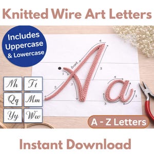 以下が含まれることがあります： 柔らかいピンク色の編みワイヤーアート文字の画像。文字「A」が目立つように表示されています。「Knitted Wire Art Letters」と「Instant Download」のテキストも含まれています。大文字と小文字のセットです。