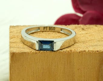 Anello in platino 950 con zaffiro blu baguette: gioielleria raffinata