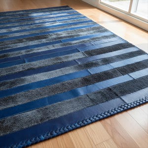 Tappeto in pelle bovina grigio-blu scuro, tappeto patchwork a righe fatto a mano.