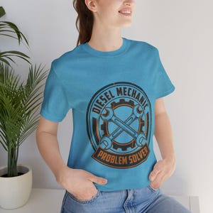 Può includere: Un cartello in legno rustico con la scritta "Welcome to our home" in lettere bianche. Il cartello presenta una finitura invecchiata e un design semplice e invitante, perfetto per l'arredamento dell'ingresso.