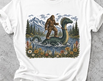Camiseta engraçada com estampa do Pé Grande, camiseta com estampa do Sasquatch, presente para fãs do Lago Ness, camiseta para amantes de criptídeos.