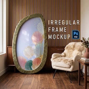 Puede incluir: Un marco de forma ovalada irregular con un acabado verde texturizado y moteado que contiene una impresión de conchas marinas coloridas en forma de abanico. El texto "IRREGULAR FRAME MOCKUP" y un icono azul "Ps PSD" aparecen a la derecha.