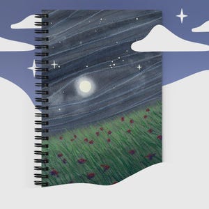 Peut inclure: Cahier à spirales avec une illustration à l'aquarelle d'une scène nocturne. L'œuvre représente une pleine lune, des étoiles et un champ de fleurs rouges sous un ciel sombre et strié. Le cahier a une reliure à spirales noire.