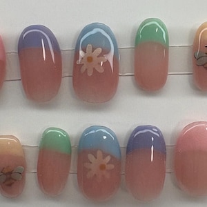 Short round pastel tip. Flowers and bees embedded into polish! Perfect spring set of nails!!