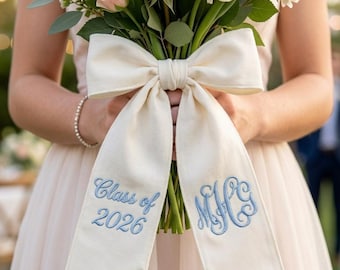 Gestickte Abschluss-Blumenstrauß-Schärpe, Klasse von 2026-Band, personalisiertes Monogramm-Blumenstrauß-Band, benutzerdefinierter Name-Abschlussgeschenk für Sie