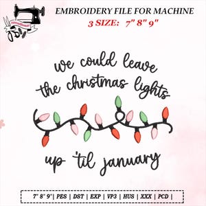 Könnte beinhalten: Ein Stickdateidesign mit dem Text "we could leave the christmas lights up til january". Das Design beinhaltet eine Lichterkette mit roten, grünen und rosa Lichtern. Die Dateigrößen sind 17,78 cm, 20,32 cm und 22,86 cm.