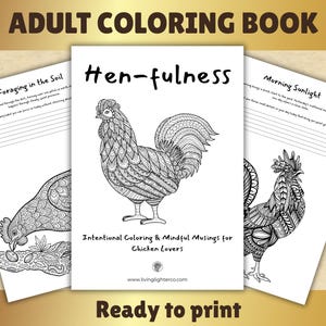 Puede incluir: Un libro de colorear para adultos titulado Hen-fulness con dibujos de líneas en blanco y negro de gallos y gallinas con patrones intrincados. Las páginas incluyen encabezados de texto como Foraging in the Soil y Morning Sunlight.
