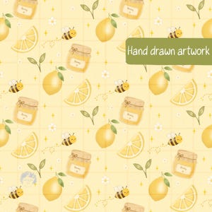 Peut inclure: Un motif répétitif sur fond jaune clair représentant des pots de miel étiquetés Honey, des citrons jaunes, des tranches de citron, de petites abeilles avec des trajectoires de vol en pointillés, des feuilles vertes, des fleurs blanches et des étoiles à quatre branches. Le texte indique Hand drawn artwork.