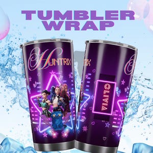 Peut inclure: Un emballage de gobelet violet avec un design personnalisé. L'emballage présente le nom "Huntrix" dans une police script, un design d'étoile au néon et un groupe de personnages animés. Le nom "Olivia" est également affiché dans un cadre au néon. Le texte "Tumbler Wrap" est en haut.