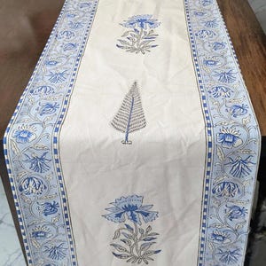 Runner da tavolo con stampa a blocchi, bordo floreale, blu cielo e blu scuro, 6 posti, 13x72 pollici