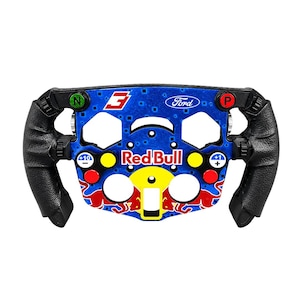 Puede incluir: Un volante de carreras con un gráfico de Red Bull en azul y rojo, el logotipo de Ford y un número 3 en blanco. El dispositivo incluye empuñaduras negras texturizadas, varios botones circulares etiquetados con N, P, +10 y +1, y recortes.