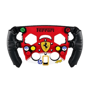 Könnte beinhalten: Ein Ferrari Formel-1-Rennlenkrad mit einer rot-weißen Frontplatte, dem Ferrari-Logo, der Nummer 44 und einem HP-Logo. Das Lenkrad verfügt über schwarze, strukturierte Griffe und verschiedene farbige Tasten mit den Beschriftungen N, P, +10, +1 sowie Plus- und Minussymbolen.