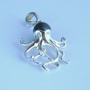 Ciondolo/accessorio a forma di polpo in argento sterling con perla nera di Tahiti