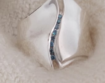 Bague en argent sterling « Blue Horizon » avec une ligne de fins diamants bleus