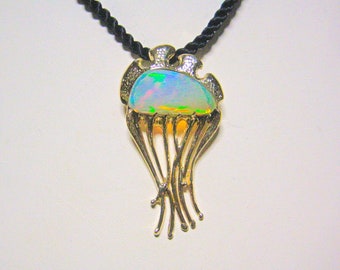 Pendentif méduse en opale intitulé « À la dérive »