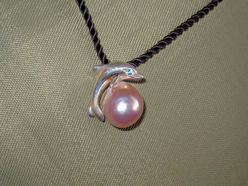 Sterling SIlver /'Dolphin delight/' pendant wKasumi pearl