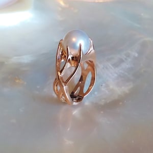 Liquid fire ring in 14kt rose, white or yellow gold titled "Aquos" with White South Sea pearl