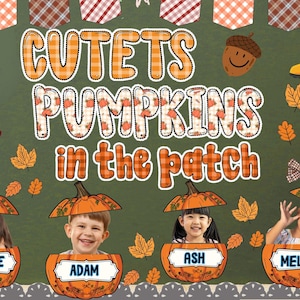 Op de afbeelding: Een decoratief prikbord met de tekst CUTETS PUMPKINS IN THE PATCH, herfstthema-afbeeldingen, oranje geruite vlaggetjes, gele regenlaarzen, sokken, een eikel en vier pompoenen met kindergezichten en naamkaartjes.