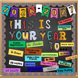 Puede incluir: Pizarra decorativa con el texto "THIS IS YOUR YEAR TO" y los años 2026 y 2027. La pizarra presenta varias frases motivadoras como "Be Brave", "Be Unique" y "Work Hard" en texto colorido.