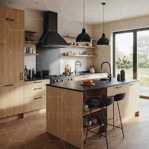 Può includere: Una cucina moderna con mobili in legno chiaro, un'isola con piano di lavoro nero e lampade a sospensione nere. La cucina è dotata di un fornello in acciaio inossidabile, una cappa nera e una grande finestra. Due sgabelli neri sono posizionati sull'isola.