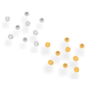 Pode incluir: Uma variedade de pequenas contas metálicas. Algumas são prateadas, outras douradas. As contas têm uma forma arredondada, semelhante a um barril, com um furo no centro. Estão espalhadas sobre um fundo branco liso.