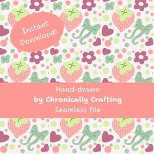Puede incluir: Diseño de patrón sin costuras con fresas, lazos, corazones y flores en tonos rosa, verde y morado sobre un fondo rosa claro. El texto "Instant Download!" está en un óvalo rosa, y "Hand-drawn by Chronically Crafting Seamless file" está en un rectángulo rosa.