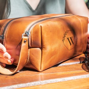 Personalized leather dopp kit,mens leather toiletry bag,mens dopp kit, groomsmen gift mens toiletry bag Costum Leather Dopp kit Gift for him