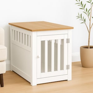 Puede incluir: Una jaula blanca para perros con una tapa de madera marrón claro. La jaula tiene una puerta con barras verticales y un pequeño tirador redondo. Los paneles laterales también tienen barras verticales. La jaula está colocada sobre un suelo de madera marrón claro.