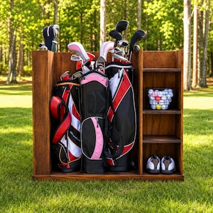 Puede incluir: Un organizador de almacenamiento de golf de madera con dos compartimentos grandes que contienen tres bolsas de golf con varios palos, y una sección lateral con tres estantes. Los estantes contienen una cesta de alambre con pelotas de golf.